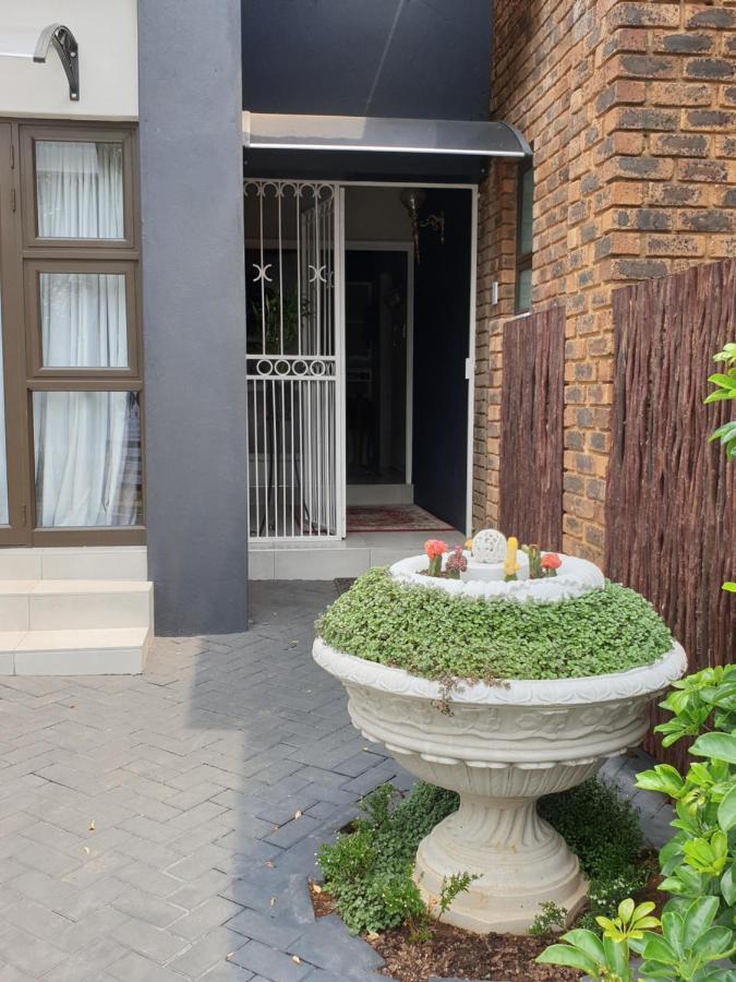 House Mulberry Guesthouse Pretoria Exterior photo